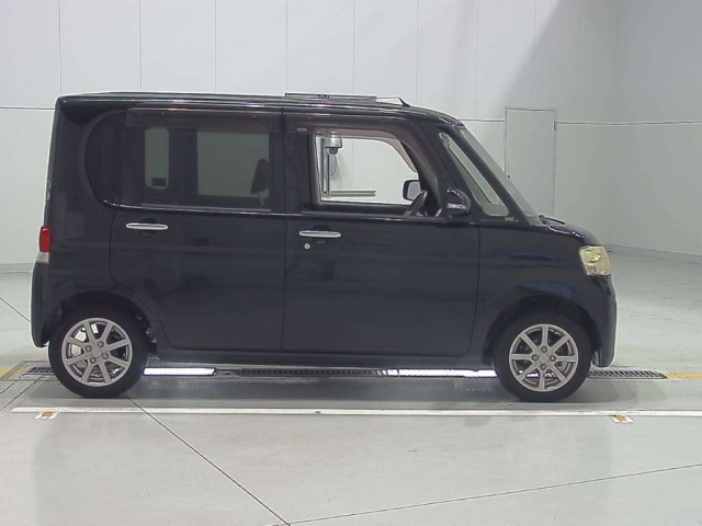 DAIHATSU TANTO 2010