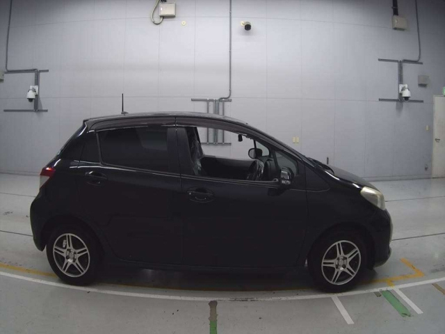 TOYOTA VITZ 2011