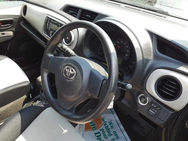 TOYOTA VITZ 2011