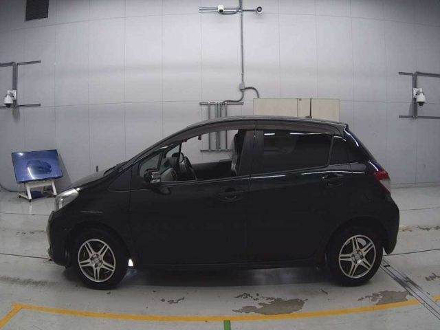 TOYOTA VITZ 2011