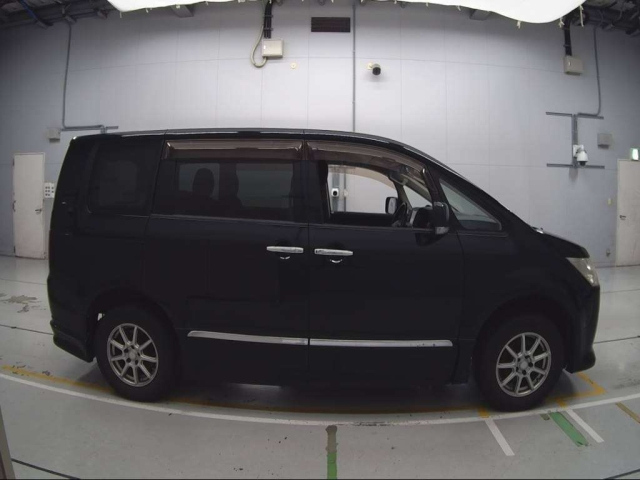 MITSUBISHI DELICA D5 2011
