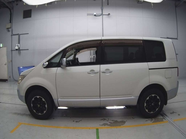 MITSUBISHI DELICA D5 2009