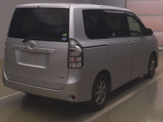 TOYOTA VOXY 2013