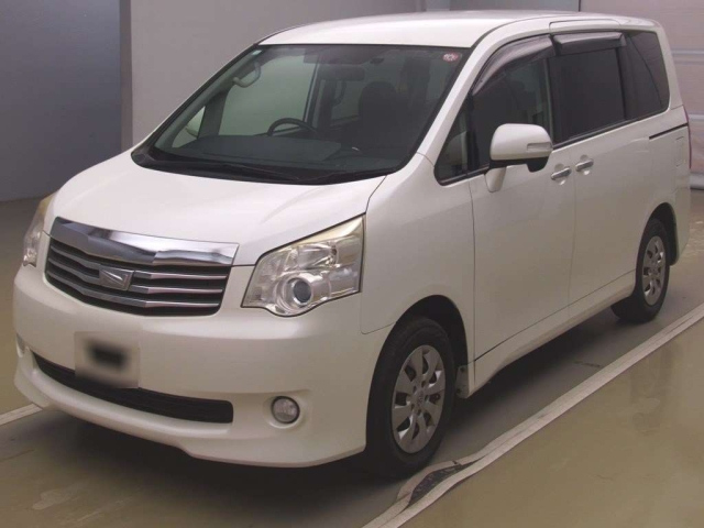 TOYOTA NOAH 2010