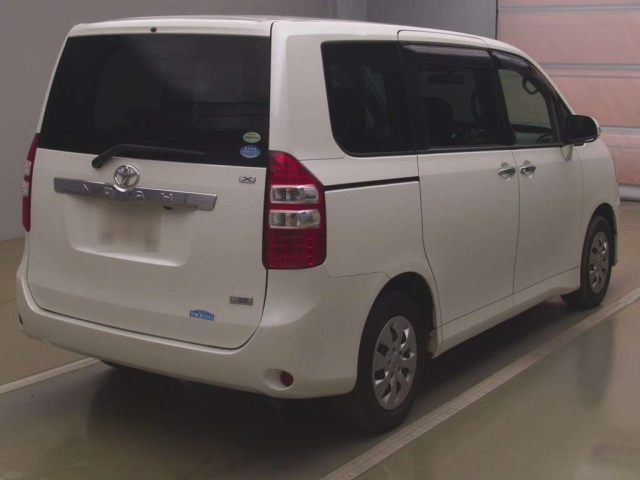 TOYOTA NOAH 2010
