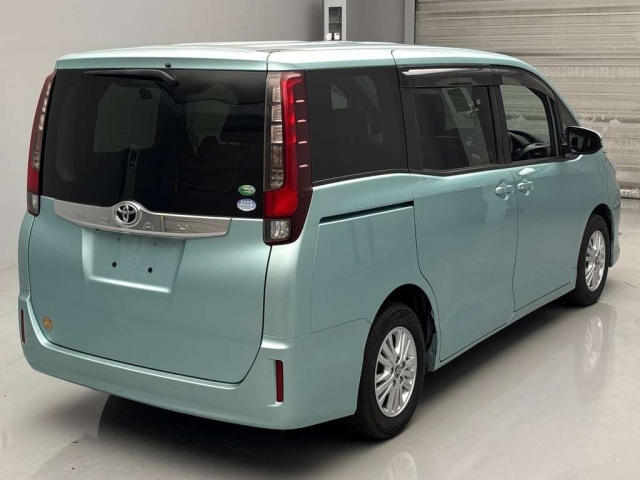 TOYOTA NOAH 2014