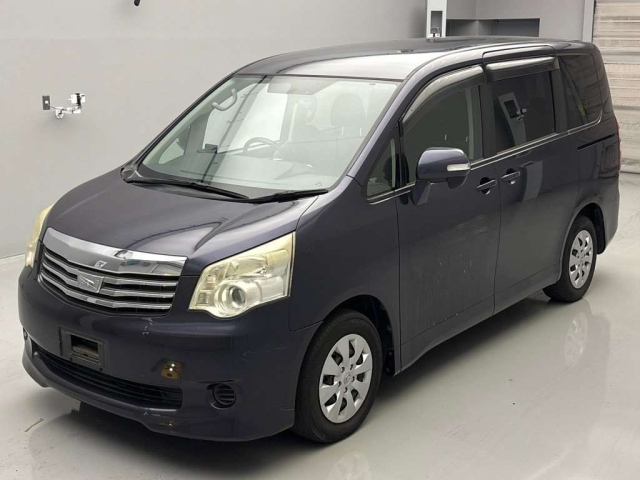 TOYOTA NOAH 2010