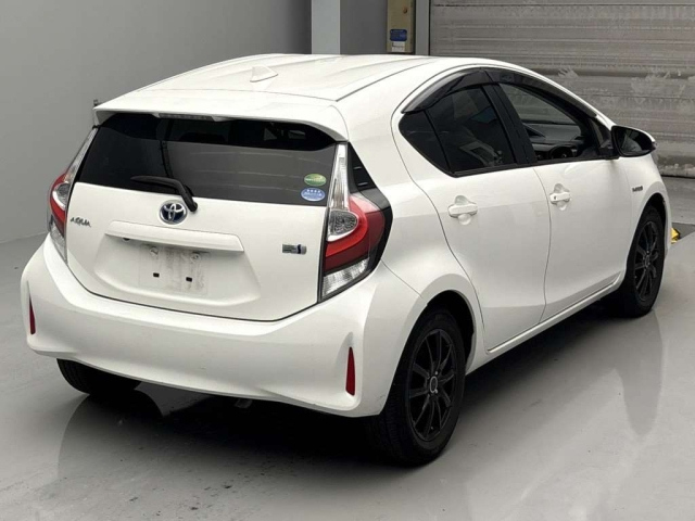 TOYOTA AQUA 2017