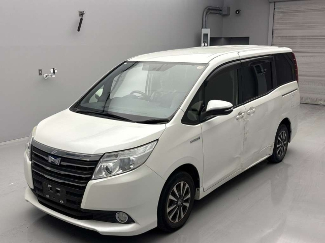 TOYOTA NOAH 2015