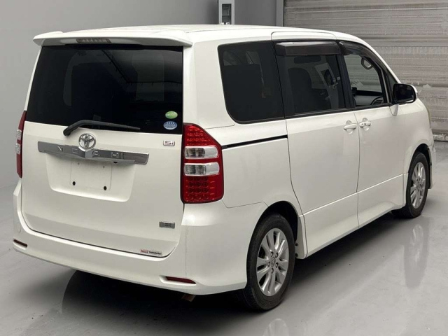 TOYOTA NOAH 2012