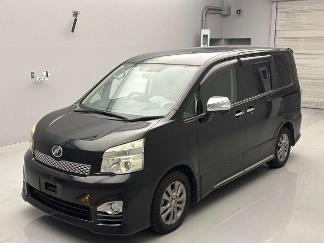 TOYOTA VOXY 2013