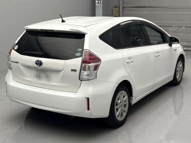 TOYOTA PRIUS ALPHA 2015
