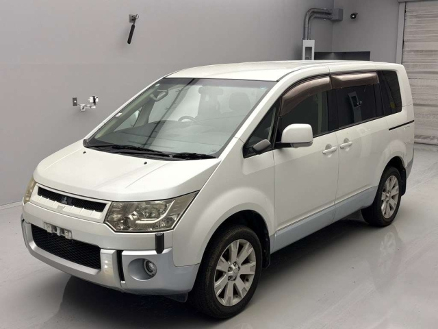 MITSUBISHI DELICA D5 2011
