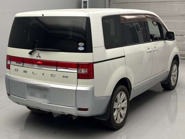MITSUBISHI DELICA D5 2011