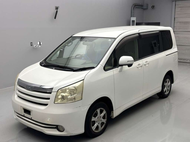 TOYOTA NOAH 2008