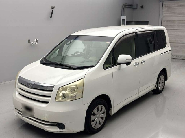 TOYOTA NOAH 2010