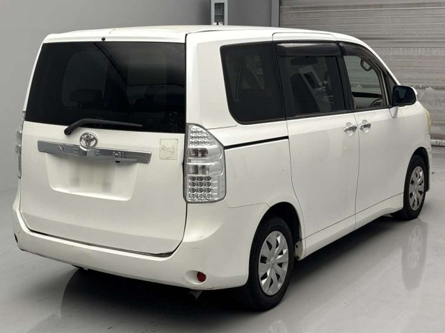 TOYOTA NOAH 2010