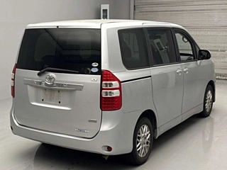 TOYOTA NOAH 2011