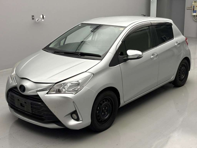 TOYOTA VITZ 2017