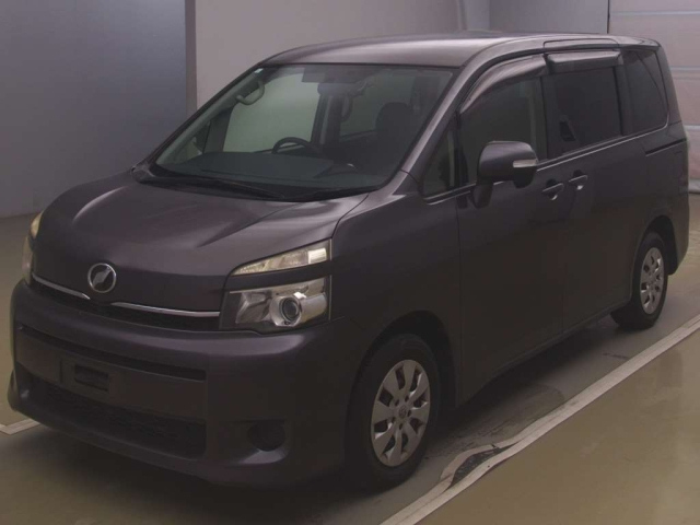 TOYOTA VOXY 2013