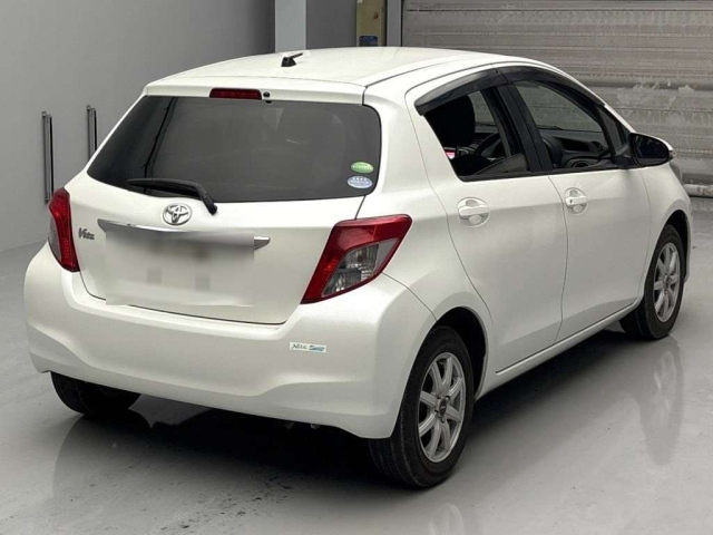 TOYOTA VITZ 2013