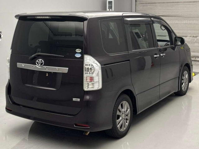 TOYOTA VOXY 2010