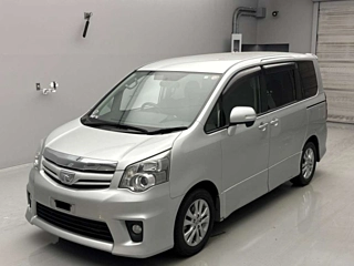 TOYOTA NOAH 2010