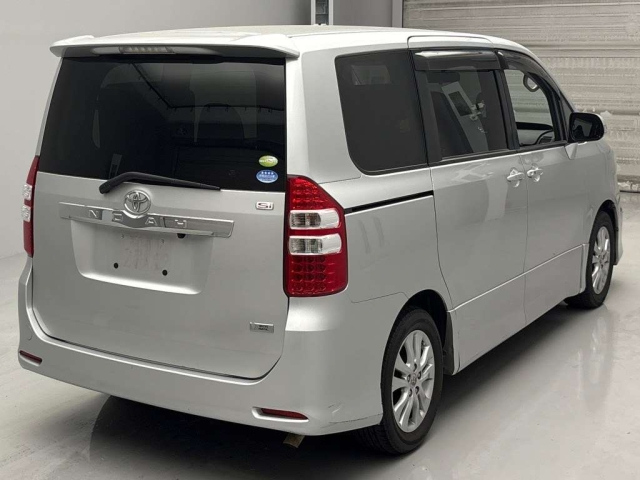 TOYOTA NOAH 2010