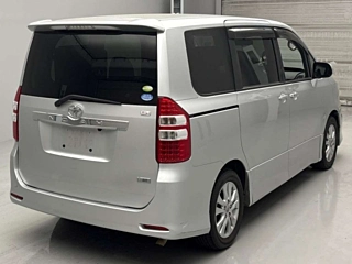 TOYOTA NOAH 2010