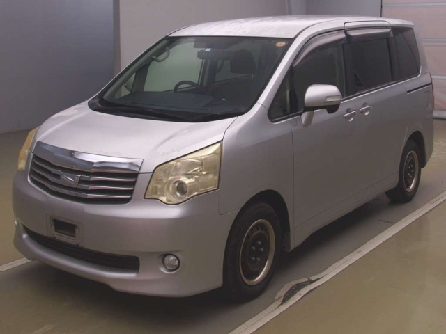 TOYOTA NOAH 2012