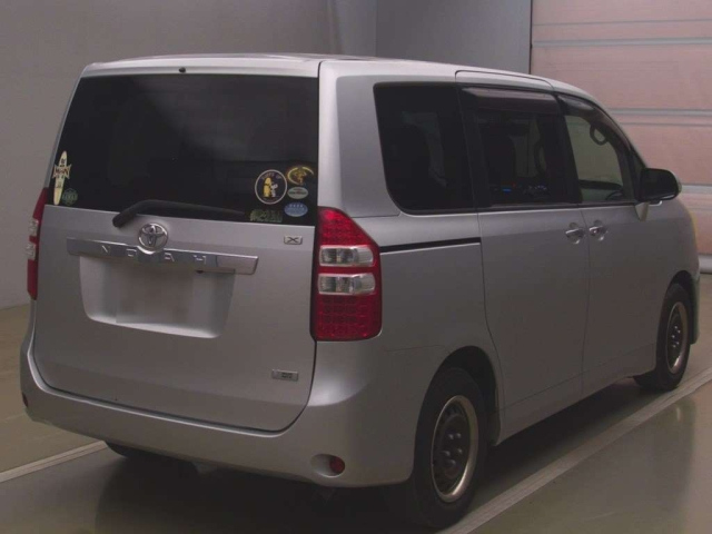 TOYOTA NOAH 2012
