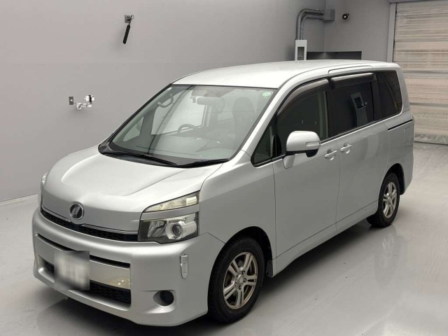 TOYOTA VOXY 2011