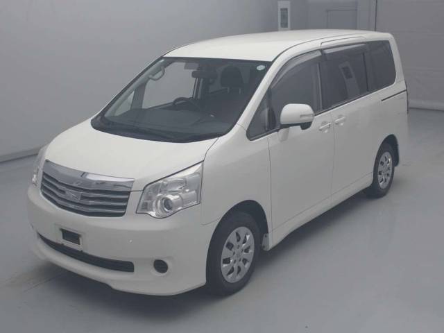 TOYOTA NOAH 2013