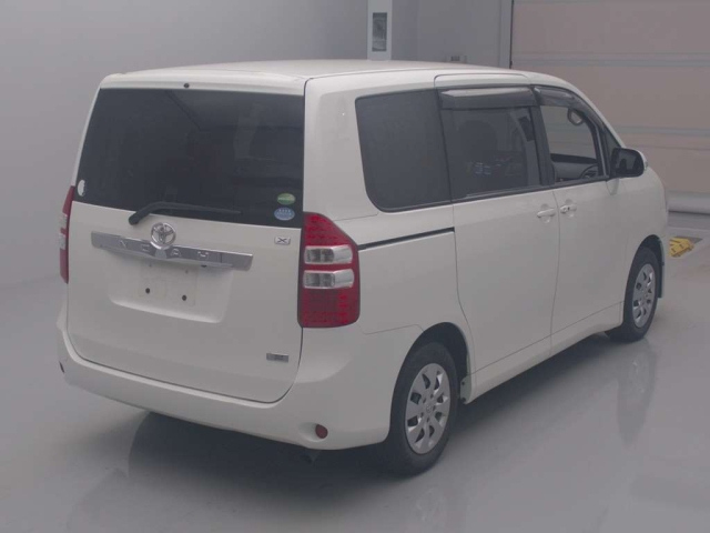 TOYOTA NOAH 2013