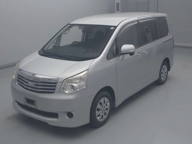 TOYOTA NOAH 2011