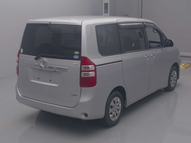 TOYOTA NOAH 2011