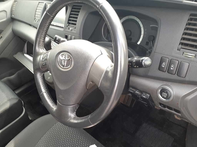 TOYOTA ISIS 2010