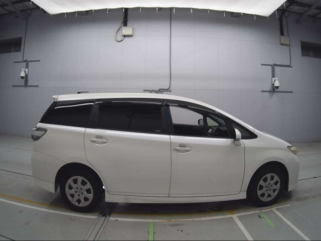 TOYOTA WISH 2013