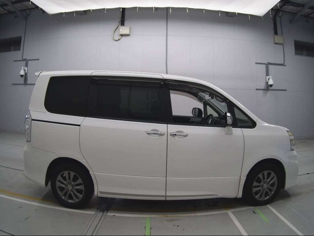 TOYOTA VOXY 2012