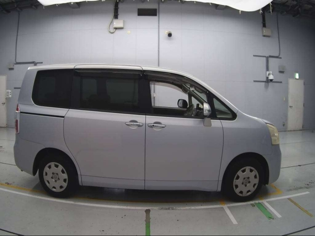 TOYOTA NOAH 2010