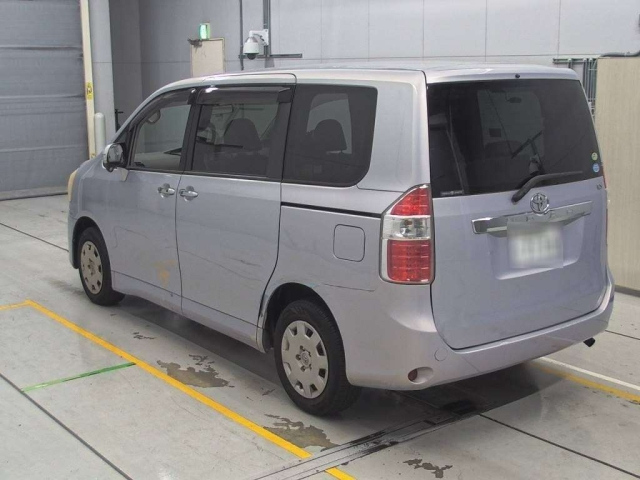 TOYOTA NOAH 2010