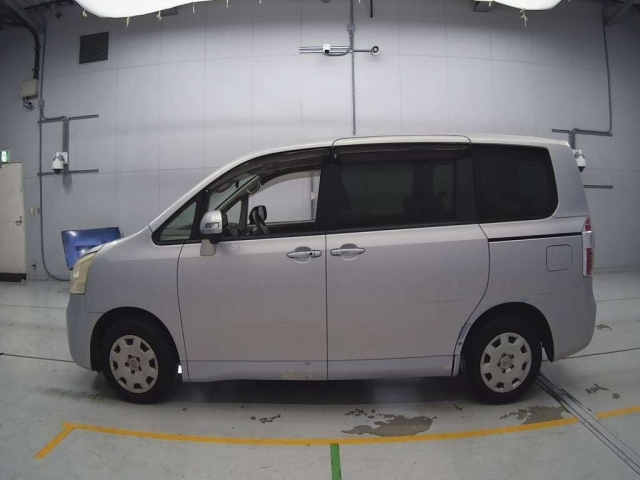TOYOTA NOAH 2010