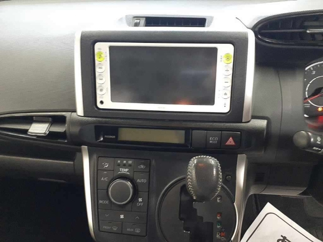 TOYOTA WISH 2011