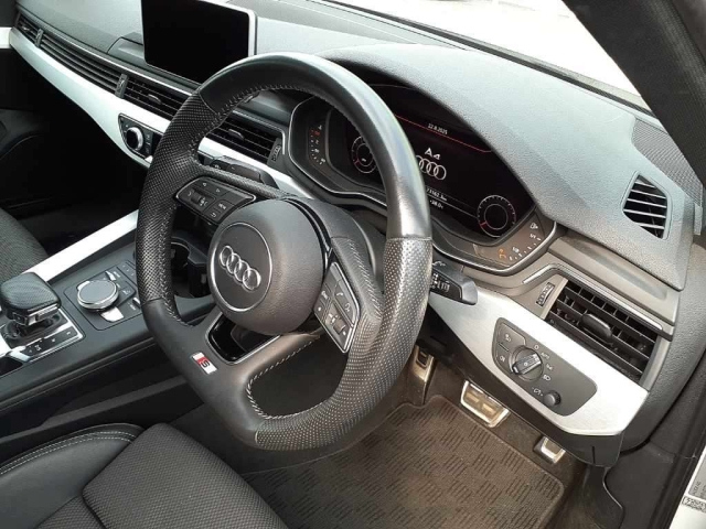AUDI A4 2019