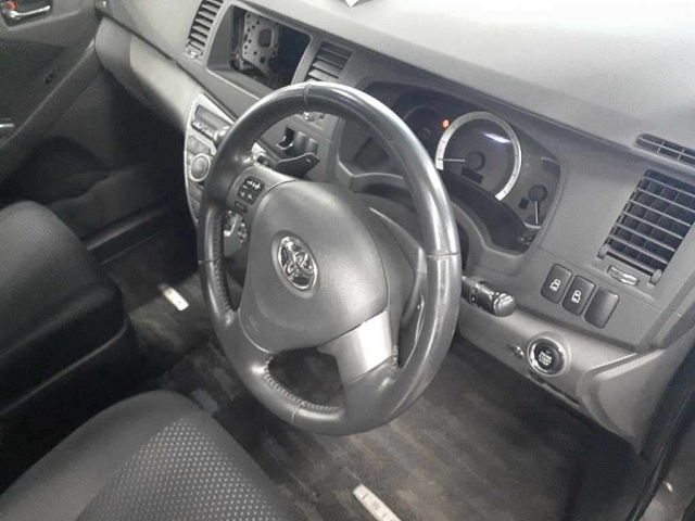 TOYOTA ISIS 2010