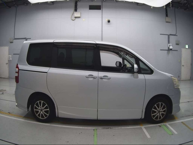TOYOTA NOAH 2010