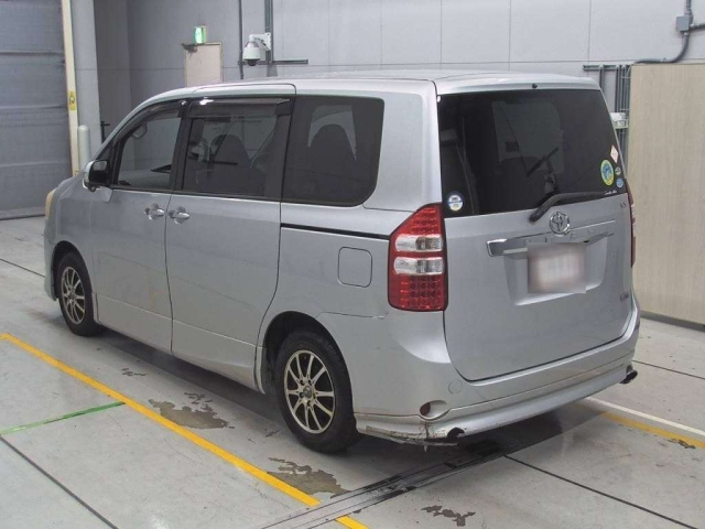 TOYOTA NOAH 2010