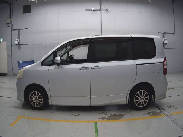 TOYOTA NOAH 2010