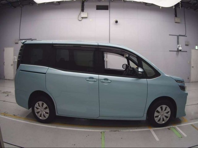 TOYOTA VOXY 2014