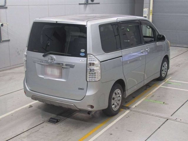 TOYOTA NOAH 2010